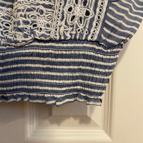 3/$30 ✨ Cropped Dainty American Eagle Eyelet Top - Picture 3 of 4